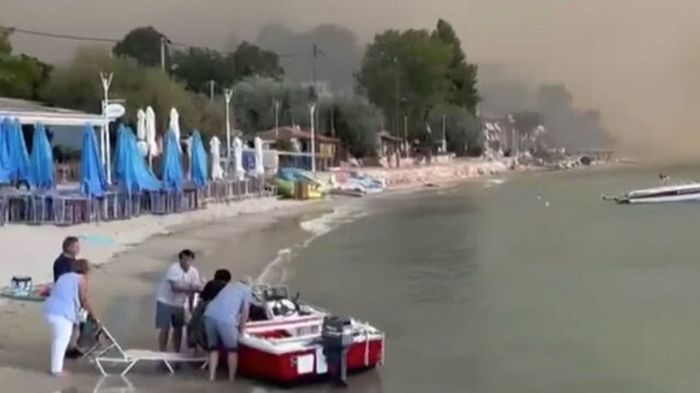 Φωτιά στη Χαλκιδική: Κάτοικοι και τουρίστες απεγκλωβίζονται με σκάφη από την παραλία της Σίβηρης, δείτε βίντεο Φωτιά-στη-Χαλκιδική:-Κάτοικοι-και-τουρίστες-απεγκλωβίζονται-με-σκάφη-από-την-παραλία-της-Σίβηρης,-δείτε-βίντεο
