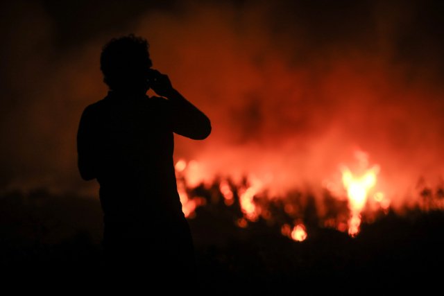 Ένας πέταξε αναμμένο τσιγάρο και ένας άλλος άναψε φωτιά για να μαγειρέψει – Συλλήψεις και πρόστιμα για εμπρησμούς Ένας-πέταξε-αναμμένο-τσιγάρο-και-ένας-άλλος-άναψε-φωτιά-για-να-μαγειρέψει-–-Συλλήψεις-και-πρόστιμα-για-εμπρησμούς