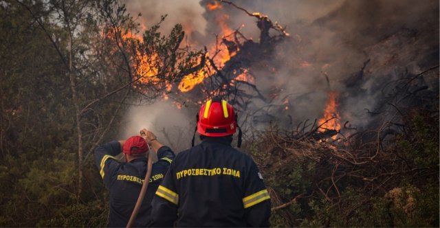 Χωρίς ενιαίο μέτωπο η φωτιά στη Σίβηρη Χαλκιδικής: Μάχη με διάσπαρτες εστίες, 481 άνθρωποι μεταφέρθηκαν σε ασφαλή σημεία από παραλία Χωρίς-ενιαίο-μέτωπο-η-φωτιά-στη-Σίβηρη-Χαλκιδικής:-Μάχη-με-διάσπαρτες-εστίες,-481-άνθρωποι-μεταφέρθηκαν-σε-ασφαλή-σημεία-από-παραλία