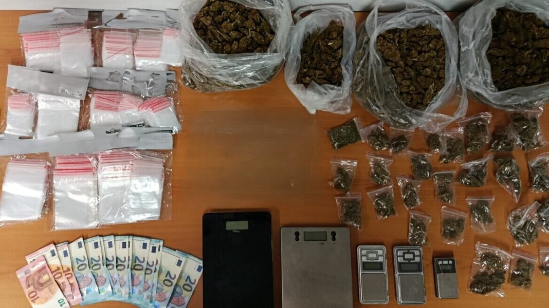 Σύλληψη 70χρονου και 61χρονου στη Θεσσαλονίκη για διακίνηση κάνναβης Σύλληψη-70χρονου-και-61χρονου-στη-Θεσσαλονίκη-για-διακίνηση-κάνναβης
