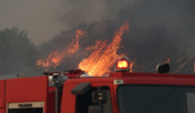 Δύο-συλλήψεις-και-μία-ταυτοποίηση-για-επίθεση-σε-βάρος-τηλεοπτικού-συνεργείου-κατά-τη-διάρκεια-της-φωτιάς-στη-Χαλκιδική