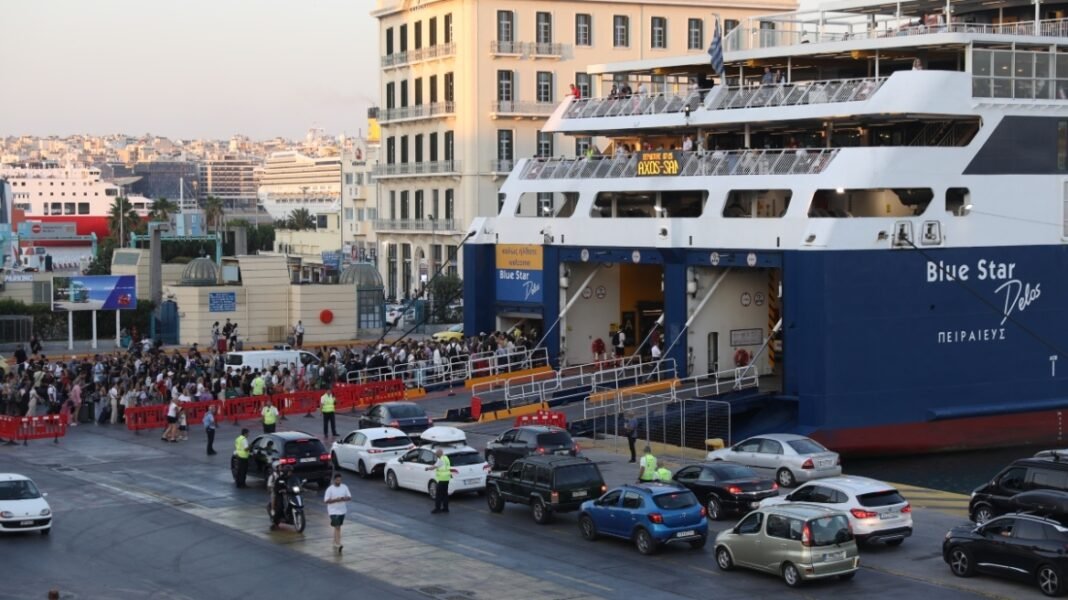 Δεκαπενταύγουστος: 73 αναχωρήσεις με 21.893 επιβάτες από τον Πειραιά Δεκαπενταύγουστος:-73-αναχωρήσεις-με-21.893-επιβάτες-από-τον-Πειραιά