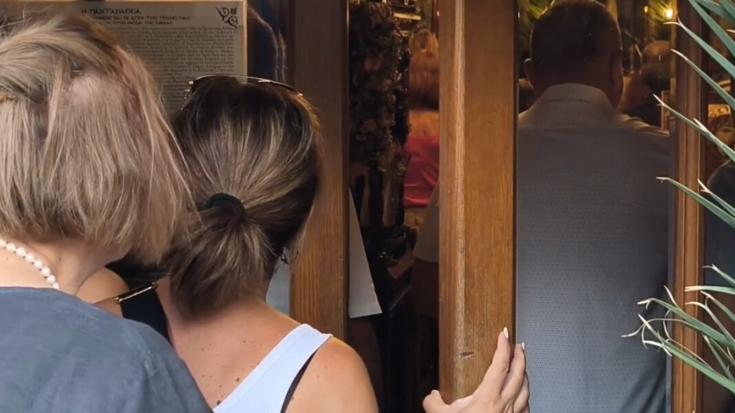 Δεκαπενταύγουστος στην Αθήνα: Πλήθος πιστών στην Παναγία Παντάνασσα στο Μοναστηράκι, οι συγκινητικές ιστορίες πιστών Δεκαπενταύγουστος-στην-Αθήνα:-Πλήθος-πιστών-στην-Παναγία-Παντάνασσα-στο-Μοναστηράκι,-οι-συγκινητικές-ιστορίες-πιστών