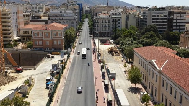 Πόλη-«φάντασμα»-η-Αθήνα-τον-Δεκαπενταύγουστο:-Πλάνα-από-drone-σε-έρημους-δρόμους-και-πλατείες,-δείτε-βίντεο
