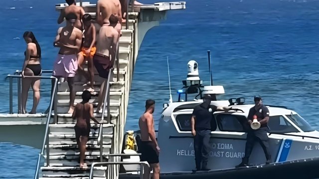 Βίντεο: Με ντουντούκες το Λιμενικό προσπαθεί να απομακρύνει λουόμενους από το σφραγισμένο τραμπολίνο στην παραλία «Έλλη» της Ρόδου Βίντεο:-Με-ντουντούκες-το-Λιμενικό-προσπαθεί-να-απομακρύνει-λουόμενους-από-το-σφραγισμένο-τραμπολίνο-στην-παραλία-«Έλλη»-της-Ρόδου