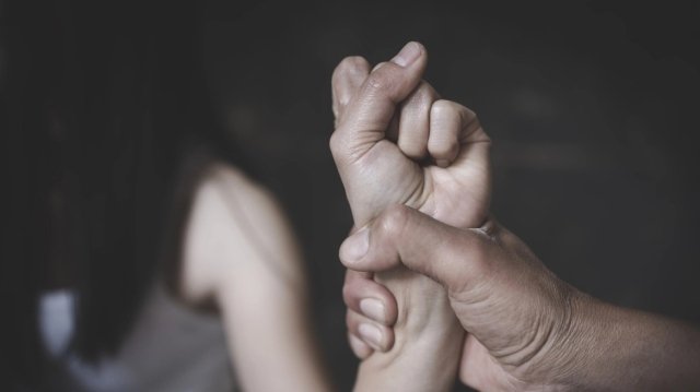 Πόρτο-Ράφτη:-50χρονη-κατήγγειλε-τον-σύντροφό-της-για-επίθεση