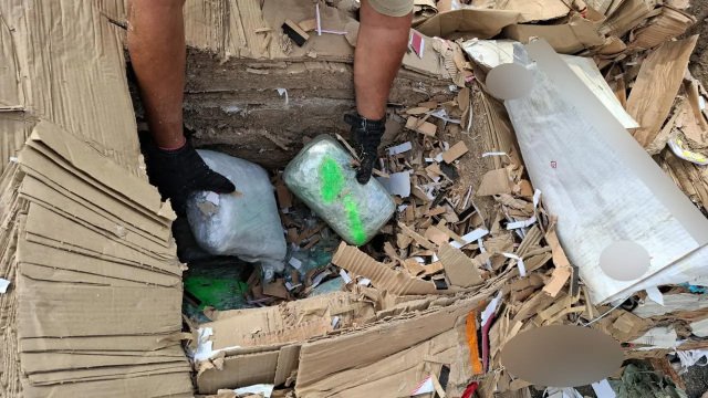 Βαλκανική Μαφία: Έκρυβαν 324 κιλά κάνναβης μέσα σε ανακυκλώσιμα υλικά, από την Αλβανία θα κατέληγαν μέσω Ελλάδας στην Τουρκία, δείτε βίντεο Βαλκανική-Μαφία:-Έκρυβαν-324-κιλά-κάνναβης-μέσα-σε-ανακυκλώσιμα-υλικά,-από-την-Αλβανία-θα-κατέληγαν-μέσω-Ελλάδας-στην-Τουρκία,-δείτε-βίντεο
