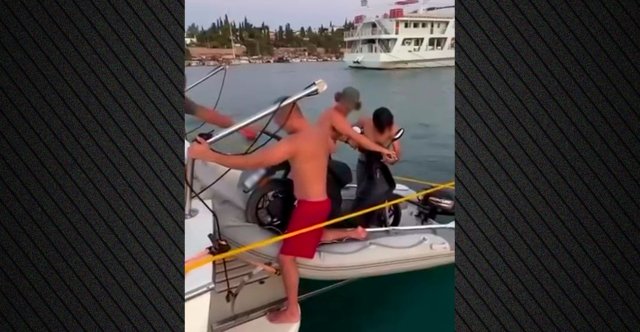 Απίστευτο-βίντεο-από-τις-Σπέτσες:-Φόρτωσαν-μηχανάκι-σε-tender-και-το-πήγαν…-βόλτα,-τους-επιβλήθηκε-πρόστιμο