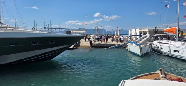 Σύγκρουση-θαλαμηγού-με-ελλιμενισμένα-σκάφη-στην-Αίγινα,-δεν-υπάρχουν-τραυματισμοί,-δείτε-εικόνες