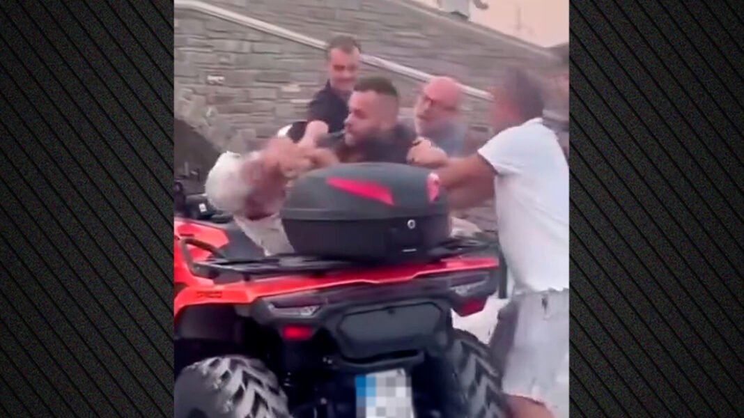 «Τέλειωσε από την επιχείρησή μου»: Απολύθηκε ο οδηγός ταξί που ξυλοκόπησε τον υπάλληλο εταιρείας ενοικίασης αυτοκινήτων στην Πάρο «Τέλειωσε-από-την-επιχείρησή-μου»:-Απολύθηκε-ο-οδηγός-ταξί-που-ξυλοκόπησε-τον-υπάλληλο-εταιρείας-ενοικίασης-αυτοκινήτων-στην-Πάρο