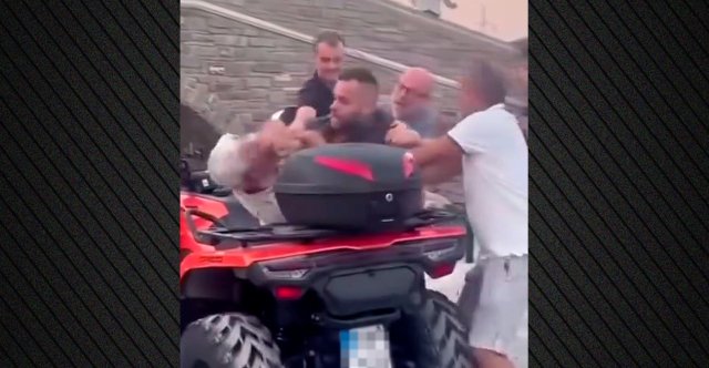 Άγριο επεισόδιο για μια θέση στάθμευσης στην Πάρο: Οδηγός ταξί ξυλοκόπησε υπάλληλο εταιρείας ενοικίασης αυτοκινήτων, δείτε βίντεο Άγριο-επεισόδιο-για-μια-θέση-στάθμευσης-στην-Πάρο:-Οδηγός-ταξί-ξυλοκόπησε-υπάλληλο-εταιρείας-ενοικίασης-αυτοκινήτων,-δείτε-βίντεο