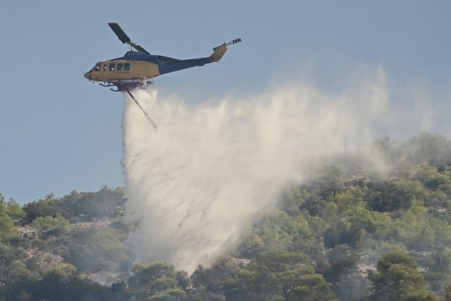 Φωτιά τώρα στην Άνδρο, καίει στην περιοχή Κάτω Απρόβατος, εστάλη 112 Φωτιά-τώρα-στην-Άνδρο,-καίει-στην-περιοχή-Κάτω-Απρόβατος,-εστάλη-112