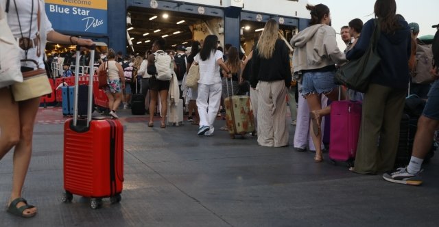 Φεύγουν-και-οι-τελευταίοι-εκδρομείς-του-Δεκαπενταύγουστου,-αυξημένη-κίνηση-στα-λιμάνια-της-Αττικής