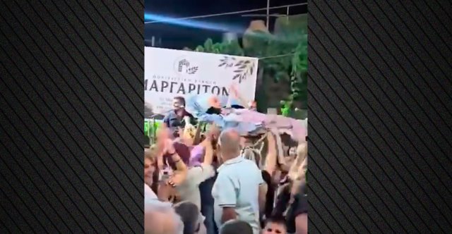 Επικό-σκηνικό-σε-πανηγύρι-στο-Μυλοπόταμο:-Σήκωσαν-κατάκοιτη-γιαγιά-με-την-ξαπλώστρα-στα-χέρια-και-εκείνη-χειροκροτούσε-την-ορχήστρα,-δείτε-βίντεο