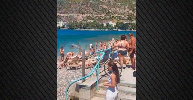 Λουτράκι: Ομπρέλες εκτοξεύτηκαν στον αέρα και παιδιά τραυματίστηκαν από ξαφνικό μπουρίνι, δείτε βίντεο Λουτράκι:-Ομπρέλες-εκτοξεύτηκαν-στον-αέρα-και-παιδιά-τραυματίστηκαν-από-ξαφνικό-μπουρίνι,-δείτε-βίντεο