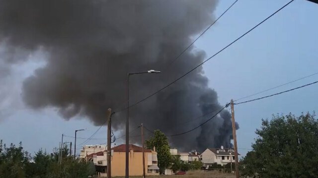Μεγάλη φωτιά σε εργοστάσιο με πλαστικά στη Λάρισα Μεγάλη-φωτιά-σε-εργοστάσιο-με-πλαστικά-στη-Λάρισα