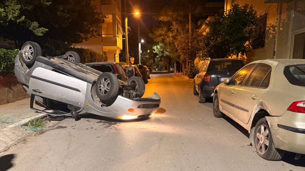 Τροχαίο στο Χαλάνδρι: Αυτοκίνητο προσέκρουσε σε σταθμευμένο όχημα και ανατράπηκε, δείτε φωτογραφίες Τροχαίο-στο-Χαλάνδρι:-Αυτοκίνητο-προσέκρουσε-σε-σταθμευμένο-όχημα-και-ανατράπηκε,-δείτε-φωτογραφίες