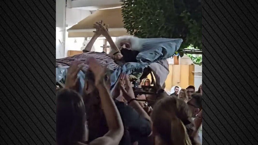 Άλλοτε-μοντέλο-του-Νταλί-και-γλύπτρια-η-90χρονη-Γερμανίδα-που-την-πήγαν-με-ξαπλώστρα-σε-πανηγύρι-στη-Κρήτη-–-Ήρθε-στην-Ελλάδα-λόγω-του-Ψαραντώνη