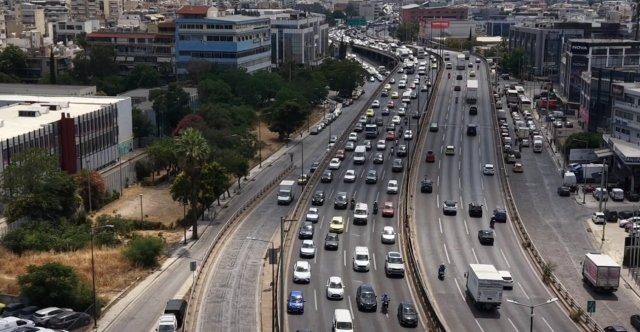Ενας-τραυματίας-σε-τροχαίο-στον-Κηφισό:-Φορτηγό-συγκρούστηκε-με-αυτοκίνητο-στη-Μεταμόρφωση