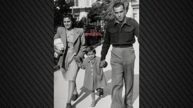 Η-Βίκυ-Μοσχολιού-με-τους-γονείς-της-στα-μέσα-της-δεκαετίας-του-1940,-δείτε-το-οικογενειακό-στιγμιότυπο