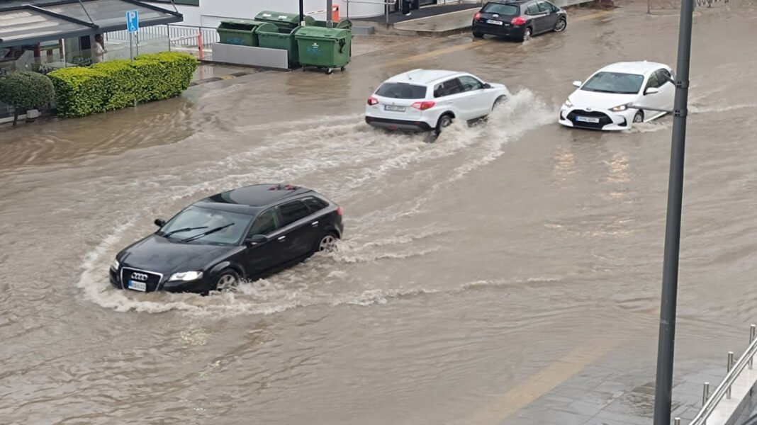 Βίντεο: Καταρρακτώδεις βροχές μετέτρεψαν τους δρόμους σε ποτάμια στην Λευκωσία, πλημμύρες, εγκλωβισμοί και προβλήματα Βίντεο:-Καταρρακτώδεις-βροχές-μετέτρεψαν-τους-δρόμους-σε-ποτάμια-στην-Λευκωσία,-πλημμύρες,-εγκλωβισμοί-και-προβλήματα