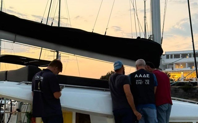 ΑΑΔΕ: Φοροδιαφυγή για 1 στα 2 τουριστικά σκάφη στην Σαντορίνη ΑΑΔΕ: Φοροδιαφυγή-για-1-στα-2-τουριστικά-σκάφη-στην-Σαντορίνη
