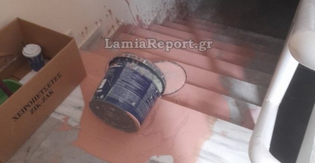Διέρρηξαν-και-βανδάλισαν-σχολείο-στη-Λαμία:-Έχυσαν-μπογιές,-προκάλεσαν-ζημιές-και-ανέβασαν-παγκάκι-σε-περβάζι
