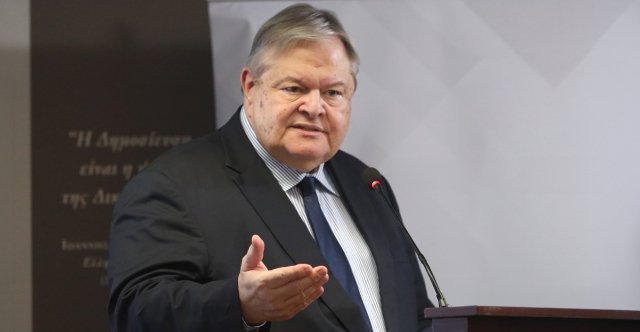Μοιραστήκαμε το ίδιο γραφείο και την ίδια τήβεννο: Ο συγκινητικός αποχαιρετισμός του Ευάγγελου Βενιζέλου στον Κωνσταντίνο Τσουκαλά Μοιραστήκαμε-το-ίδιο-γραφείο-και-την-ίδια-τήβεννο:-Ο-συγκινητικός-αποχαιρετισμός-του-Ευάγγελου-Βενιζέλου-στον-Κωνσταντίνο-Τσουκαλά