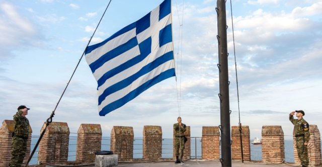 «Μια-Σημαία,-μια-Ελλάδα»:-Το-βίντεο-του-ΓΕΣ-με-την-έπαρση-της-ελληνικής-σημαίας-από-την-ηπειρωτική-χώρα-έως-τα-νησιά