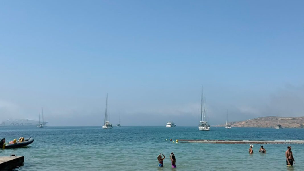 Απόκοσμες εικόνες σε Πάρο και Αντίπαρο: Πλοία ξεπροβάλλουν μέσα από την ομίχλη με συνεχείς συριγμούς, δείτε βίντεο Απόκοσμες-εικόνες-σε-Πάρο-και-Αντίπαρο:-Πλοία-ξεπροβάλλουν-μέσα-από-την-ομίχλη-με-συνεχείς-συριγμούς,-δείτε-βίντεο