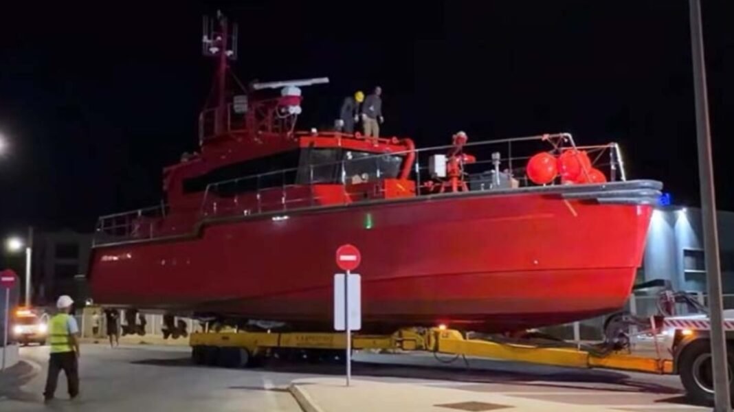 Στο Λαύριο το νέο πυροσβεστικό σκάφος των 4,5 εκατ. ευρώ: Επιχειρεί με κύματα και φτάνει τους 32 κόμβους Στο-Λαύριο-το-νέο-πυροσβεστικό-σκάφος-των-4,5-εκατ.-ευρώ:-Επιχειρεί-με-κύματα-και-φτάνει-τους-32-κόμβους