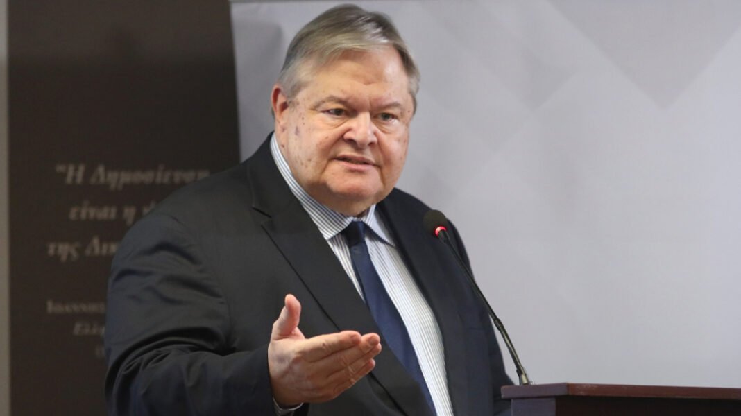 Μοιραστήκαμε το ίδιο γραφείο και την ίδια τήβεννο: Ο συγκινητικός αποχαιρετισμός του Ευάγγελου Βενιζέλου στον Κωνσταντίνο Τσουκαλά Μοιραστήκαμε το ίδιο γραφείο και την ίδια τήβεννο: Ο συγκινητικός αποχαιρετισμός του Ευάγγελου Βενιζέλου στον Κωνσταντίνο Τσουκαλά