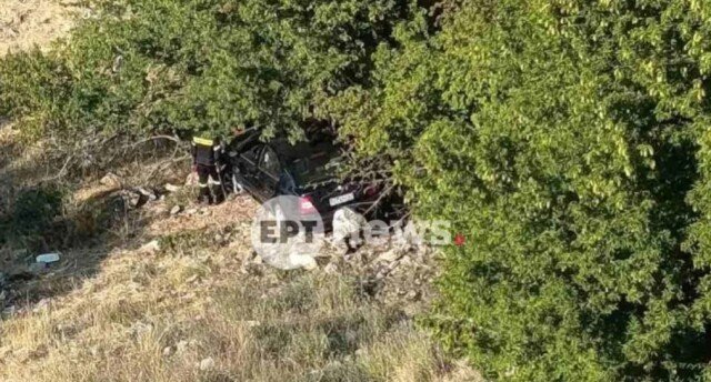 Κοζάνη:-Επιχείρηση-της-Πυροσβεστικής-για-τον-απεγκλωβισμό-τριών-ηλικιωμένων,-το-αυτοκίνητό-τους-έπεσε-σε-γκρεμό-150-μέτρων
