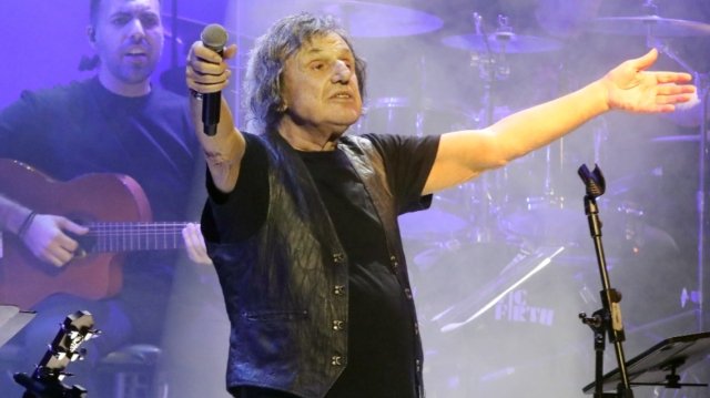 Ο-Βασίλης-Παπακωνσταντίνου-ακύρωσε-τις-προγραμματισμένες-συναυλίες-του:-Με-ταλαιπωρεί-μία-επίμονη-πνευμονία