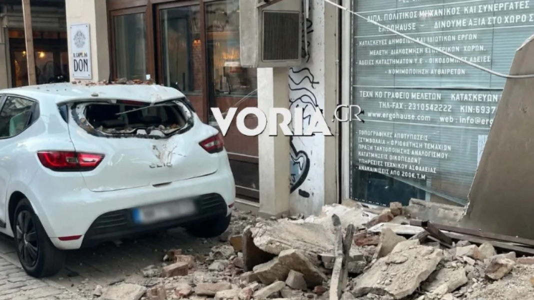 «Ακούστηκε δυνατό μπαμ σαν σεισμός»: Κατέρρευσε τμήμα μπαλκονιού από κτίριο στο κέντρο της Θεσσαλονίκης, δείτε βίντεο και φωτογραφίες «Ακούστηκε-δυνατό-μπαμ-σαν-σεισμός»:-Κατέρρευσε-τμήμα-μπαλκονιού-από-κτίριο-στο-κέντρο-της-Θεσσαλονίκης,-δείτε-βίντεο-και-φωτογραφίες
