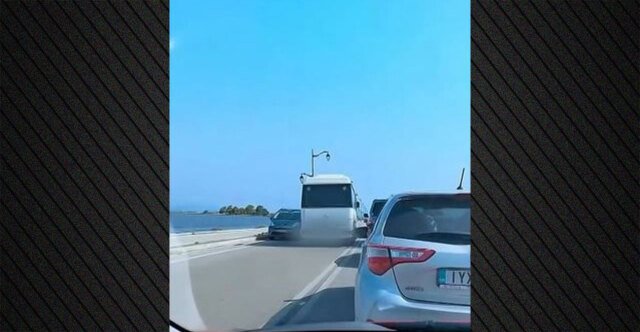 Ασυνείδητος οδηγός λεωφορείου κάνει επικίνδυνη και παράνομη προσπέραση πάνω στη γέφυρα της Λευκάδας, δείτε βίντεο Ασυνείδητος-οδηγός-λεωφορείου-κάνει-επικίνδυνη-και-παράνομη-προσπέραση-πάνω-στη-γέφυρα-της-Λευκάδας,-δείτε-βίντεο