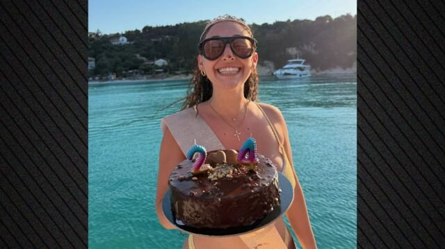 Η-Κλαυδία-έγινε-24-και-γιόρτασε-τα-γενέθλιά-της-πάνω-σε-σκάφος-με-την-παρέα-της