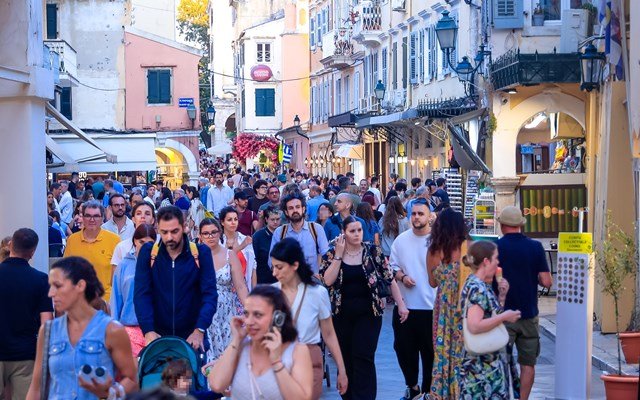 Τουρισμός:-Τι-“οδηγεί”-τη-φετινή-άνοδο-των-εσόδων