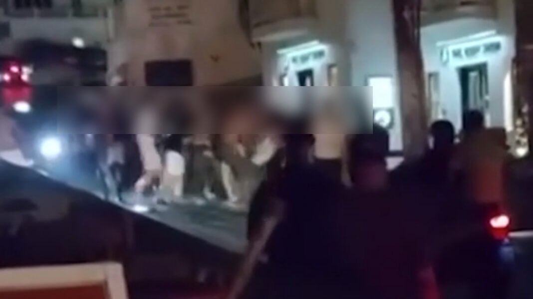 Συμπλοκή νεαρών τουριστών στη μέση του δρόμου στη Μύκονο, δείτε βίντεο Συμπλοκή-νεαρών-τουριστών-στη-μέση-του-δρόμου-στη-Μύκονο,-δείτε-βίντεο
