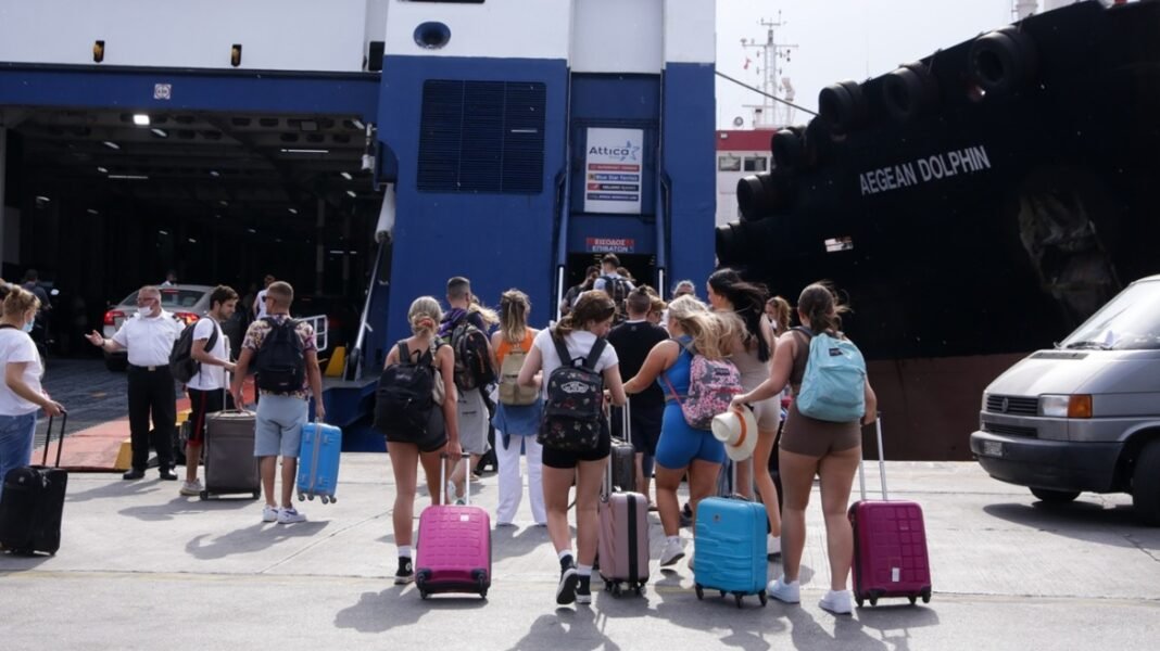 Αυξημένη κίνηση στα λιμάνια της Αττικής, 80.000 ταξιδιώτες φεύγουν για τις τελευταίες ημέρες του Αυγούστου Αυξημένη-κίνηση-στα-λιμάνια-της-Αττικής,-80.000-ταξιδιώτες-φεύγουν-για-τις-τελευταίες-ημέρες-του-Αυγούστου