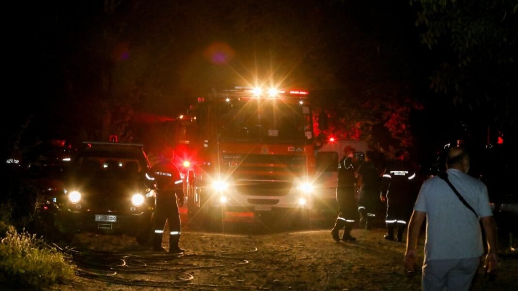 Φωτιά τώρα σε χαμηλή βλάστηση στον Κώστο της Πάρου, επί τόπου η Πυροσβεστική Φωτιά-τώρα-σε-χαμηλή-βλάστηση-στον-Κώστο-της-Πάρου,-επί-τόπου-η-Πυροσβεστική