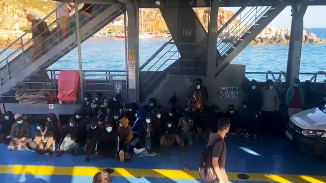 Εκτακτη σύσκεψη συγκάλεσε ο Περιφερειάρχης Βορείου Αιγαίου για την μεταφορά μεταναστών από την Κρήτη στη Λέσβο και τη Σάμο Εκτακτη σύσκεψη συγκάλεσε ο Περιφερειάρχης Βορείου Αιγαίου για την μεταφορά μεταναστών από την Κρήτη στη Λέσβο και τη Σάμο