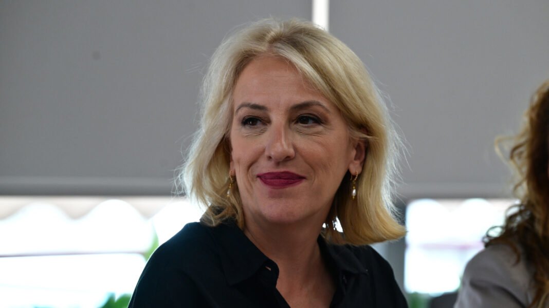 Η ανάρτηση της Ρένας Δούρου για την εμμηνόπαυση: Ε, ρε τι έχω να ακούσω, από φίλους και «φίλους» για την… εμμηνοπαυσιακή πρόεδρο Η ανάρτηση της Ρένας Δούρου για την εμμηνόπαυση: Ε, ρε τι έχω να ακούσω, από φίλους και «φίλους» για την… εμμηνοπαυσιακή πρόεδρο