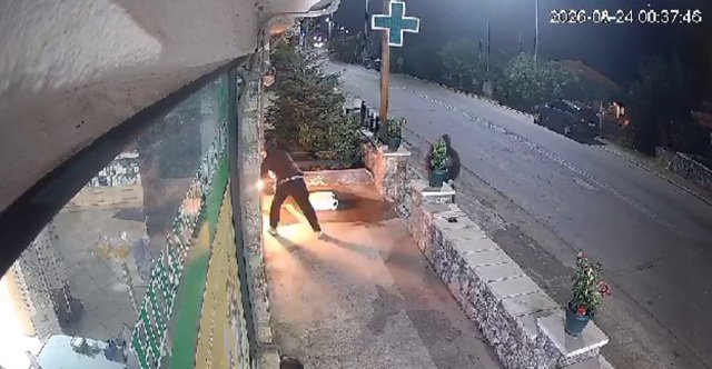 Καρέ καρέ η στιγμή που άγνωστοι βάζουν φωτιά σε φαρμακείο στη Βλαχέρνα Αρκαδίας, δείτε βίντεο και φωτογραφίες Καρέ-καρέ-η-στιγμή-που-άγνωστοι-βάζουν-φωτιά-σε-φαρμακείο-στη-Βλαχέρνα-Αρκαδίας,-δείτε-βίντεο-και-φωτογραφίες