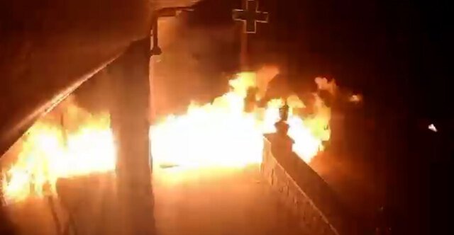 Βίντεο-ντοκουμέντο-από-τον-εμπρησμό-σε-φαρμακείο-στην-Αρκαδία,-η-στιγμή-που-σπάνε-την-τζαμαρία-με-σιδερένιο-καπάκι-και-βάζουν-φωτιά