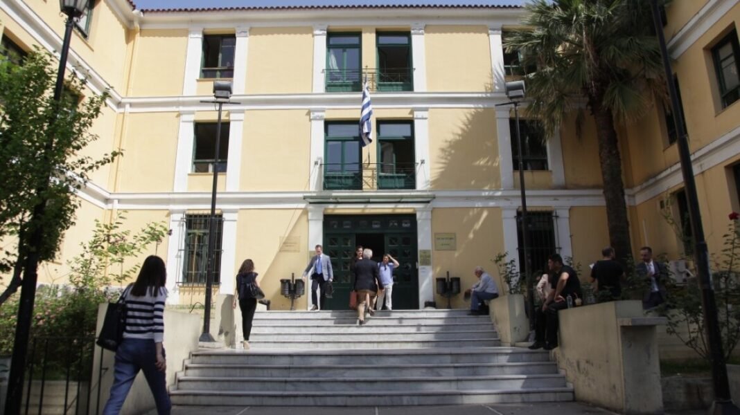 Ελεύθερος μέχρι τη δίκη ο σύζυγος γνωστής παρουσιάστριας, δεν μπορεί να επιστρέψει στην οικογενειακή κατοικία Ελεύθερος-μέχρι-τη-δίκη-ο-σύζυγος-γνωστής-παρουσιάστριας,-δεν-μπορεί-να-επιστρέψει-στην-οικογενειακή-κατοικία