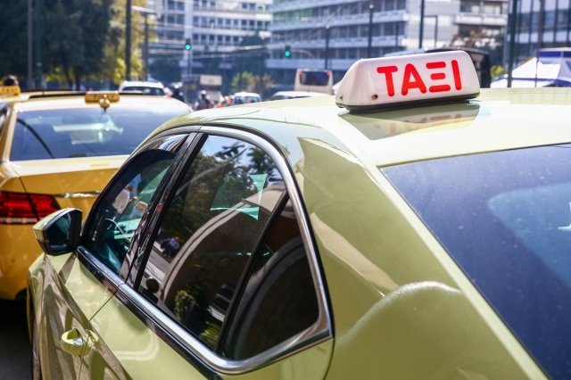 Οδηγός ταξί πήρε 600 ευρώ από οικογένεια τουριστών με την απειλή βίας για κούρσα αεροδρόμιο Οδηγός-ταξί-πήρε-600-ευρώ-από-οικογένεια-τουριστών-με-την-απειλή-βίας-για-κούρσα-αεροδρόμιο