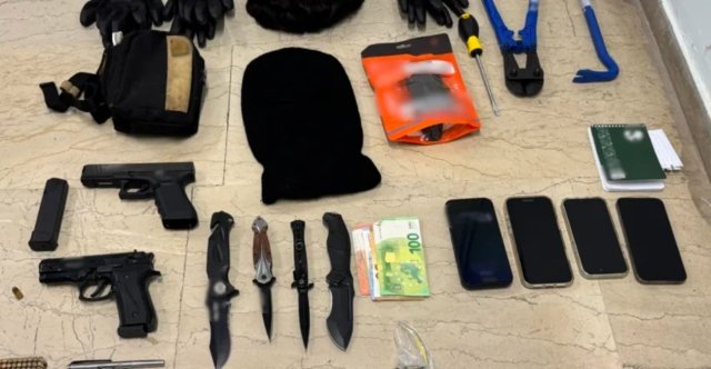 Συνελήφθη καταζητούμενος που έκανε επιθέσεις σε νυχτερινά κέντρα στην Πάτρα, βρέθηκαν όπλα και μαχαίρια στο κρησφύγετό του Συνελήφθη-καταζητούμενος-που-έκανε-επιθέσεις-σε-νυχτερινά-κέντρα-στην-Πάτρα,-βρέθηκαν-όπλα-και-μαχαίρια-στο-κρησφύγετό-του