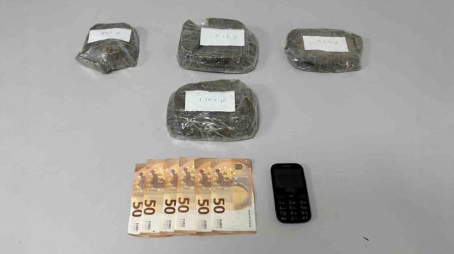 Πάνω από 3 κιλά ηρωίνης εντοπίστηκαν μετά από αστυνομική επιχείρηση σε σπίτι στη Θεσσαλονίκη, μία σύλληψη, δείτε βίντεο Πάνω-από-3-κιλά-ηρωίνης-εντοπίστηκαν-μετά-από-αστυνομική-επιχείρηση-σε-σπίτι-στη-Θεσσαλονίκη,-μία-σύλληψη,-δείτε-βίντεο