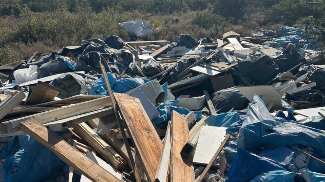 Μετέτρεψαν τους πρόποδες της Πάρνηθας σε χωματερή με μπάζα από ανακαινίσεις, δείτε φωτογραφίες Μετέτρεψαν-τους-πρόποδες-της-Πάρνηθας-σε-χωματερή-με-μπάζα-από-ανακαινίσεις,-δείτε-φωτογραφίες